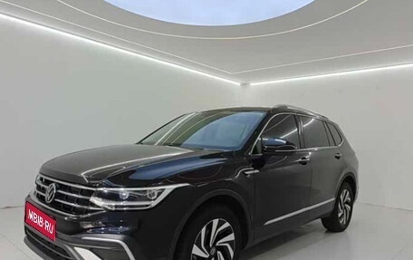 Volkswagen Tiguan II, 2023 год, 2 400 000 рублей, 1 фотография