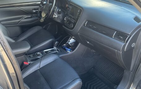 Mitsubishi Outlander III рестайлинг 3, 2016 год, 2 450 000 рублей, 7 фотография
