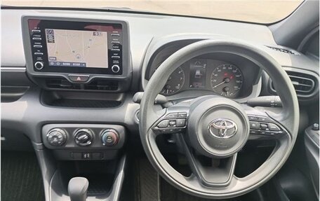 Toyota Yaris, 2022 год, 1 198 000 рублей, 10 фотография