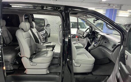 Hyundai Grand Starex Grand Starex I рестайлинг 2, 2019 год, 3 750 000 рублей, 21 фотография