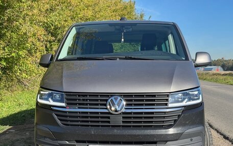 Volkswagen Multivan T6 рестайлинг, 2021 год, 4 500 000 рублей, 2 фотография