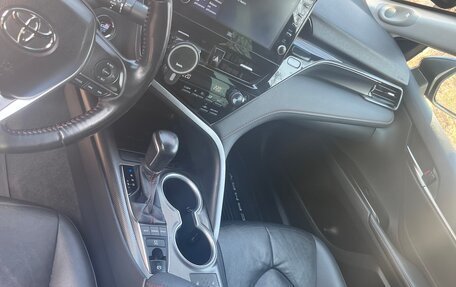 Toyota Camry, 2021 год, 3 900 000 рублей, 2 фотография