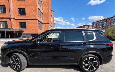Mitsubishi Outlander, 2023 год, 3 490 000 рублей, 2 фотография