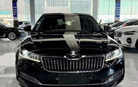 Skoda Superb III рестайлинг, 2023 год, 1 820 000 рублей, 2 фотография