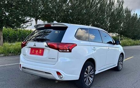 Mitsubishi Outlander III рестайлинг 3, 2022 год, 1 710 000 рублей, 4 фотография