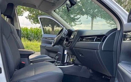 Mitsubishi Outlander III рестайлинг 3, 2022 год, 1 710 000 рублей, 11 фотография