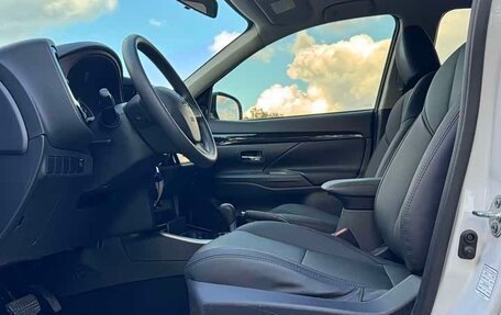Mitsubishi Outlander III рестайлинг 3, 2022 год, 1 710 000 рублей, 9 фотография