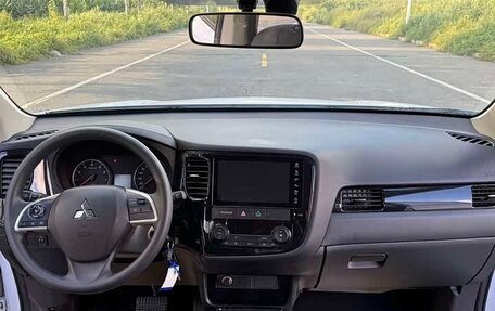 Mitsubishi Outlander III рестайлинг 3, 2022 год, 1 710 000 рублей, 10 фотография