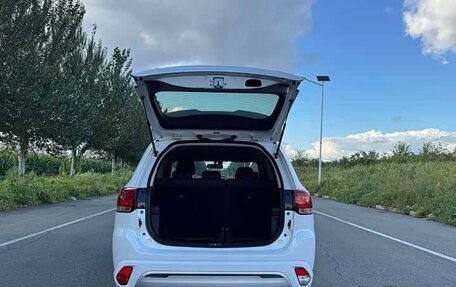 Mitsubishi Outlander III рестайлинг 3, 2022 год, 1 710 000 рублей, 6 фотография