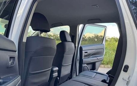 Mitsubishi Outlander III рестайлинг 3, 2022 год, 1 710 000 рублей, 13 фотография
