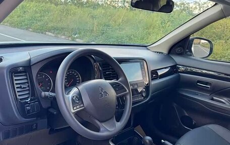 Mitsubishi Outlander III рестайлинг 3, 2022 год, 1 710 000 рублей, 8 фотография