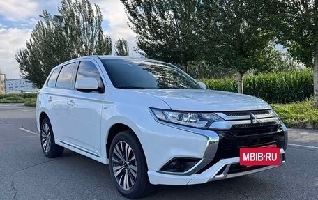 Mitsubishi Outlander III рестайлинг 3, 2022 год, 1 710 000 рублей, 3 фотография