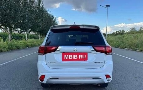 Mitsubishi Outlander III рестайлинг 3, 2022 год, 1 710 000 рублей, 5 фотография