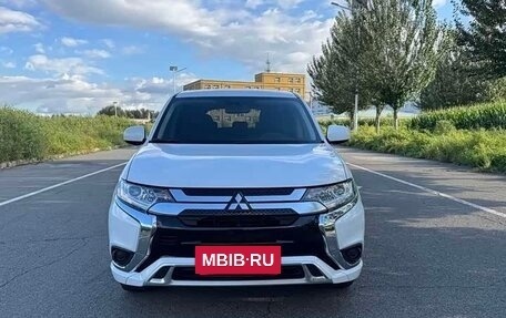 Mitsubishi Outlander III рестайлинг 3, 2022 год, 1 710 000 рублей, 2 фотография