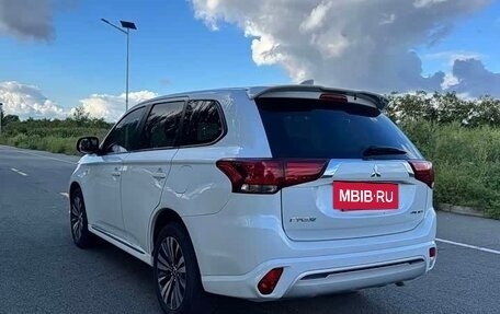 Mitsubishi Outlander III рестайлинг 3, 2022 год, 1 710 000 рублей, 7 фотография