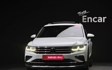 Volkswagen Tiguan II, 2023 год, 3 860 000 рублей, 2 фотография