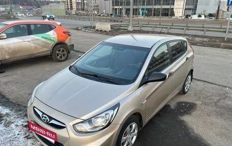 Hyundai Solaris II рестайлинг, 2011 год, 680 000 рублей, 2 фотография