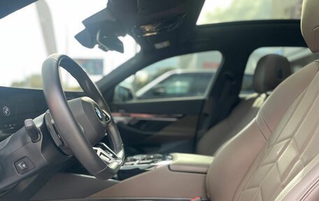 BMW 5 серия, 2024 год, 6 890 000 рублей, 14 фотография