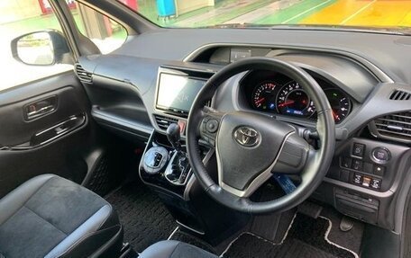Toyota Voxy III, 2020 год, 1 800 001 рублей, 10 фотография