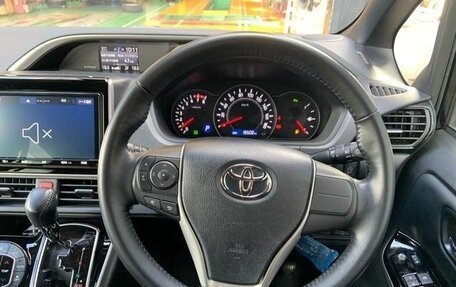 Toyota Voxy III, 2020 год, 1 800 001 рублей, 12 фотография