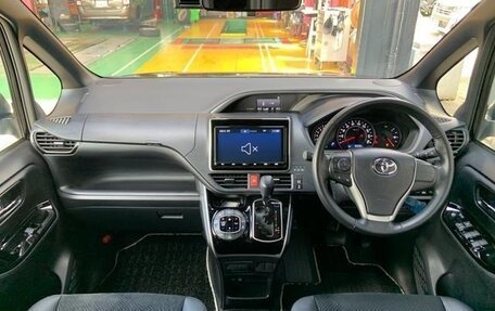 Toyota Voxy III, 2020 год, 1 800 001 рублей, 15 фотография