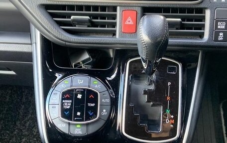 Toyota Voxy III, 2020 год, 1 800 001 рублей, 16 фотография