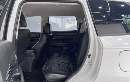 Mitsubishi Outlander III рестайлинг 3, 2022 год, 2 000 999 рублей, 10 фотография