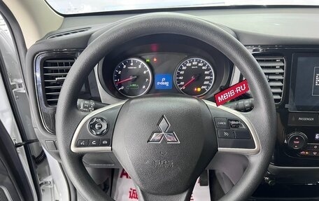 Mitsubishi Outlander III рестайлинг 3, 2022 год, 2 000 999 рублей, 9 фотография