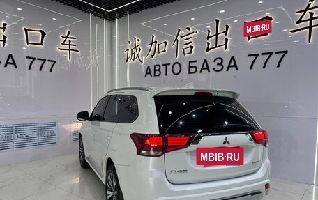 Mitsubishi Outlander III рестайлинг 3, 2022 год, 2 000 999 рублей, 4 фотография
