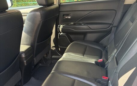 Mitsubishi Outlander III рестайлинг 3, 2015 год, 1 880 000 рублей, 10 фотография
