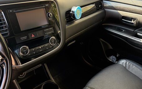 Mitsubishi Outlander III рестайлинг 3, 2015 год, 1 880 000 рублей, 11 фотография