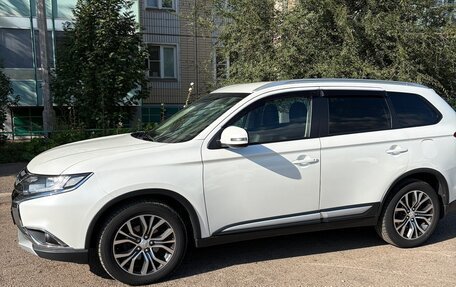 Mitsubishi Outlander III рестайлинг 3, 2015 год, 1 880 000 рублей, 3 фотография