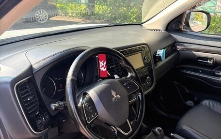 Mitsubishi Outlander III рестайлинг 3, 2015 год, 1 880 000 рублей, 7 фотография