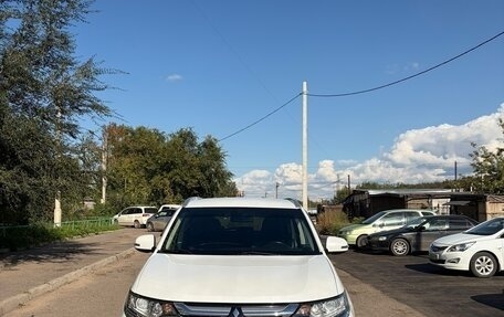 Mitsubishi Outlander III рестайлинг 3, 2015 год, 1 880 000 рублей, 2 фотография