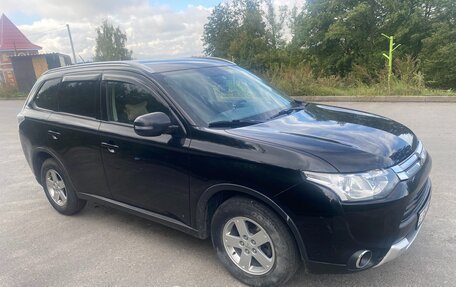 Mitsubishi Outlander III рестайлинг 3, 2014 год, 1 450 000 рублей, 5 фотография