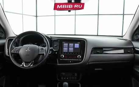 Mitsubishi Outlander III рестайлинг 3, 2022 год, 2 970 000 рублей, 7 фотография