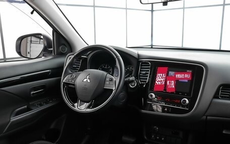 Mitsubishi Outlander III рестайлинг 3, 2022 год, 2 970 000 рублей, 12 фотография