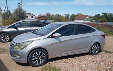 Hyundai Solaris II рестайлинг, 2015 год, 650 000 рублей, 2 фотография