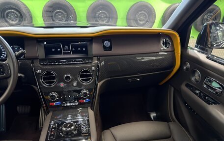 Rolls-Royce Cullinan, 2021 год, 37 900 000 рублей, 25 фотография