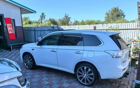 Mitsubishi Outlander III рестайлинг 3, 2013 год, 1 530 000 рублей, 2 фотография