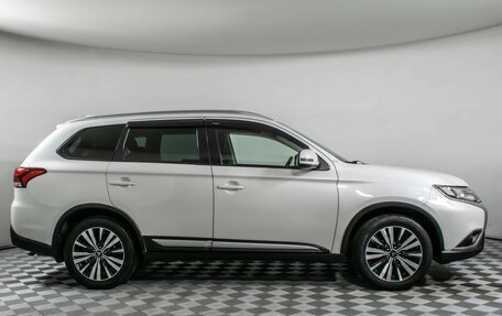 Mitsubishi Outlander III рестайлинг 3, 2020 год, 2 010 000 рублей, 4 фотография