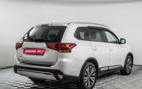 Mitsubishi Outlander III рестайлинг 3, 2020 год, 2 010 000 рублей, 5 фотография