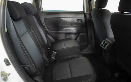 Mitsubishi Outlander III рестайлинг 3, 2020 год, 2 010 000 рублей, 10 фотография