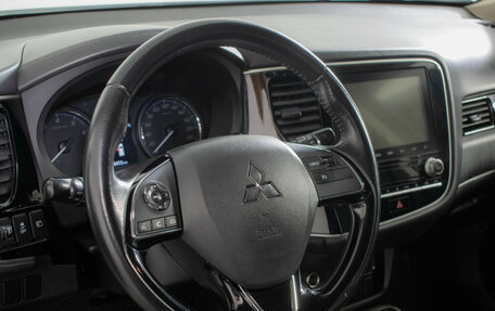 Mitsubishi Outlander III рестайлинг 3, 2020 год, 2 010 000 рублей, 15 фотография