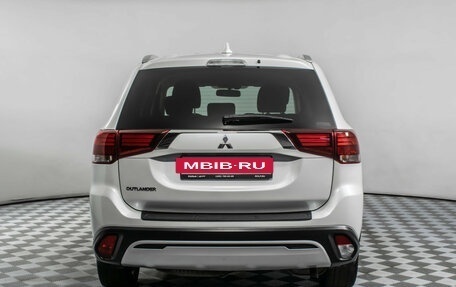 Mitsubishi Outlander III рестайлинг 3, 2020 год, 2 010 000 рублей, 6 фотография