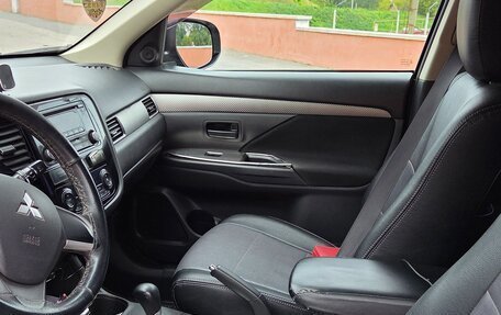 Mitsubishi Outlander III рестайлинг 3, 2014 год, 1 400 000 рублей, 10 фотография