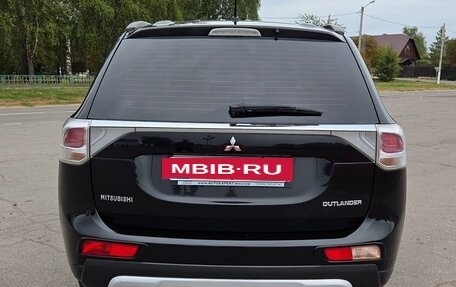 Mitsubishi Outlander III рестайлинг 3, 2014 год, 1 400 000 рублей, 4 фотография