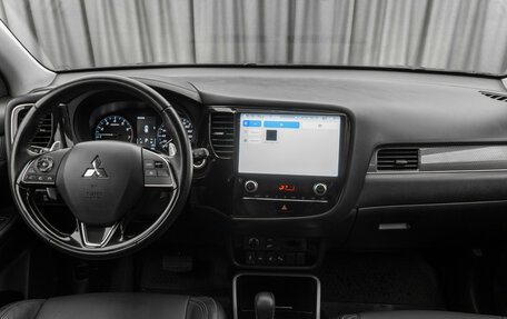 Mitsubishi Outlander III рестайлинг 3, 2020 год, 2 820 000 рублей, 8 фотография