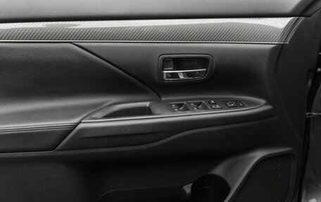 Mitsubishi Outlander III рестайлинг 3, 2020 год, 2 820 000 рублей, 14 фотография