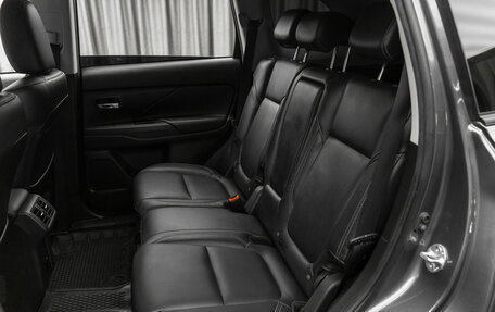 Mitsubishi Outlander III рестайлинг 3, 2020 год, 2 820 000 рублей, 12 фотография